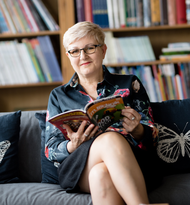 Portret dyrektorki szkoły, Ewy Radanowicz.