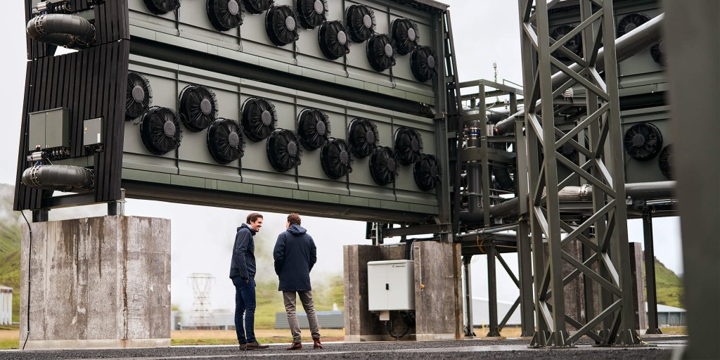 Twórcy Orca plant na Islandii przed maszyną do wychwytywania CO2.