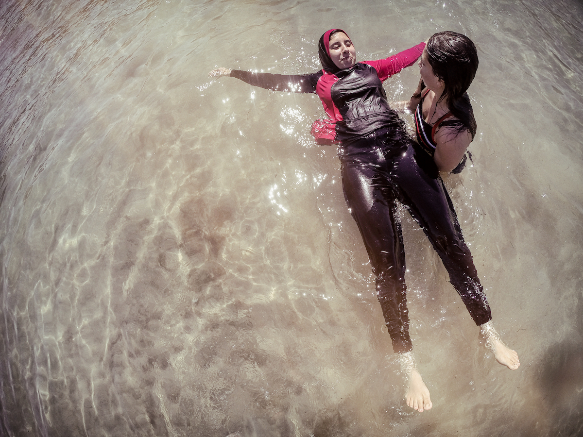 Morze Czerwone, Egipt. Zeinab uczy pływać swoją młodszą siostrę Shaimaę.
