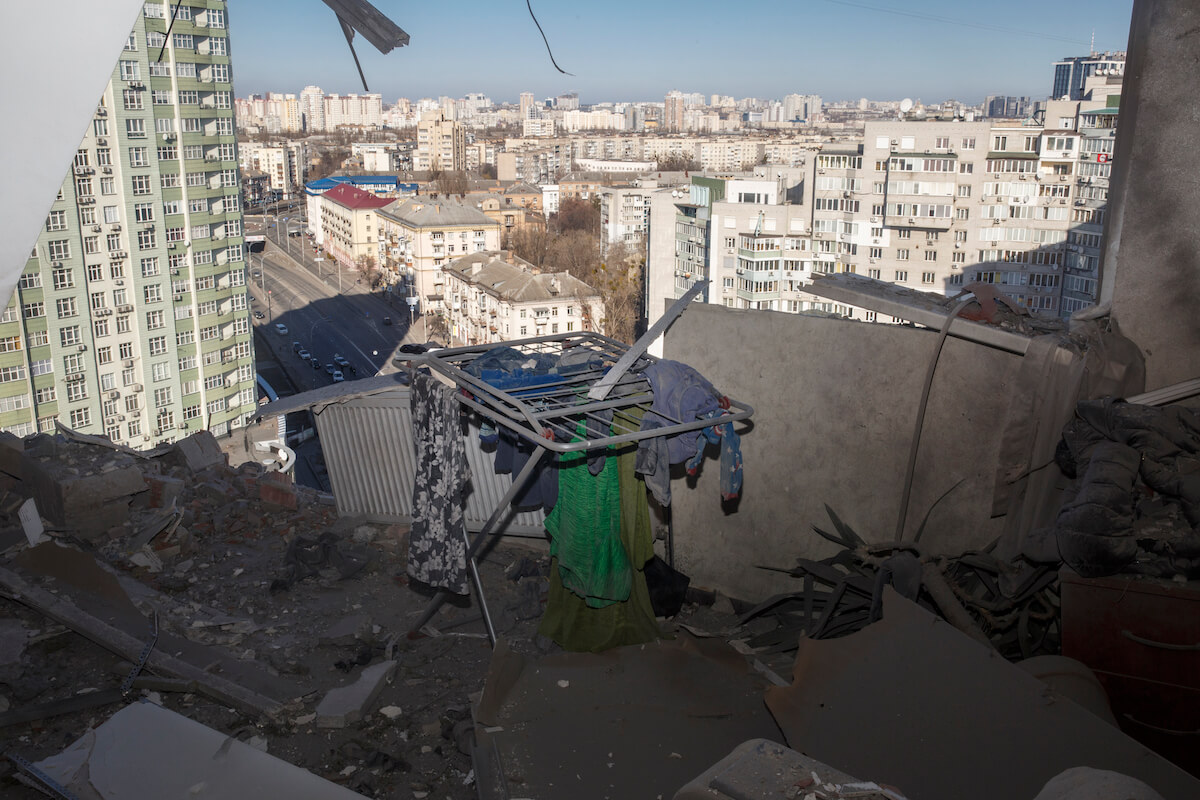 Kijów. Jeden z pierwszych ostrzelanych budynków mieszkalnych. Wiele mieszkań zostało doszczętnie zniszczonych, rakieta pozostawiła kilkukondygnacyjną wyrwę w budynku.