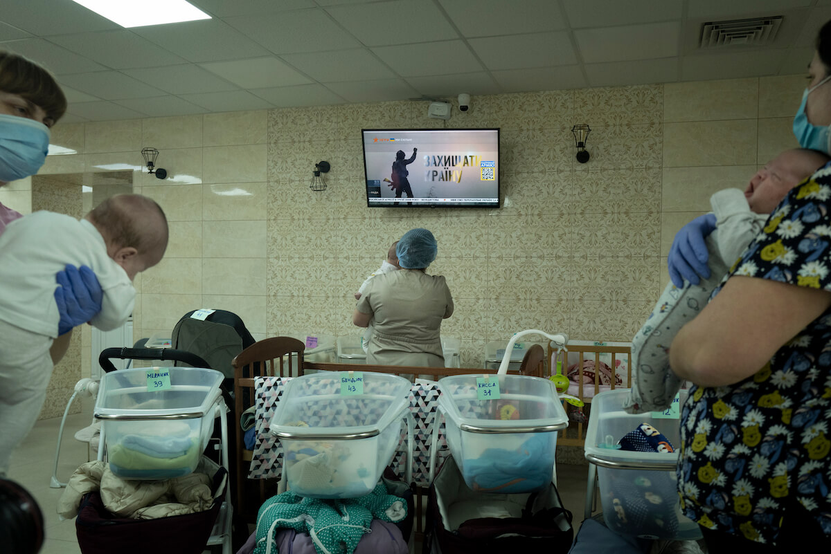 Kijów. Klinika Medycyny Rodzinnej specjalizująca się w surogacji (ta metoda rodzicielstwa zastępczego jest w Ukrainie całkowicie legalna). Personel i pacjentki oraz dzieci przeniesiono do piwnicy.