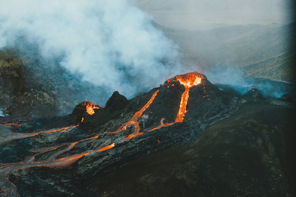 Wybuchający wulkan Asa Steinarsdottir.