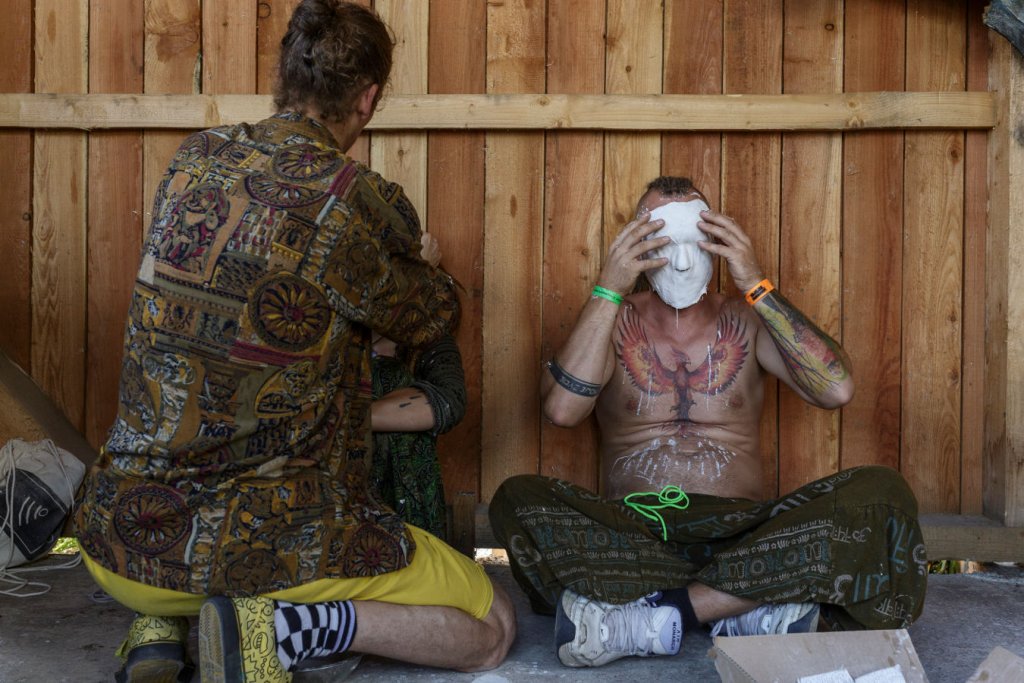 Zdjęcie Karoliny Wybraniec do materiału Remedium przedstawiające mężczyznę zakładającego maskę