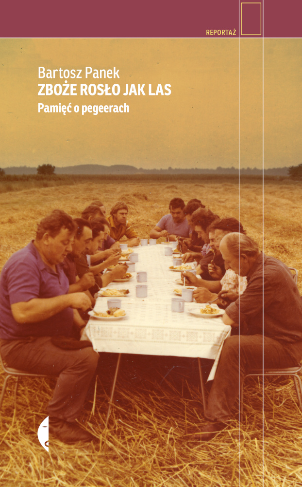 Okładka książki "Zboże rosło jak las" Bartosza Panka przedstawiajaca pracowników pegeerów podczas posiłku w polu. 