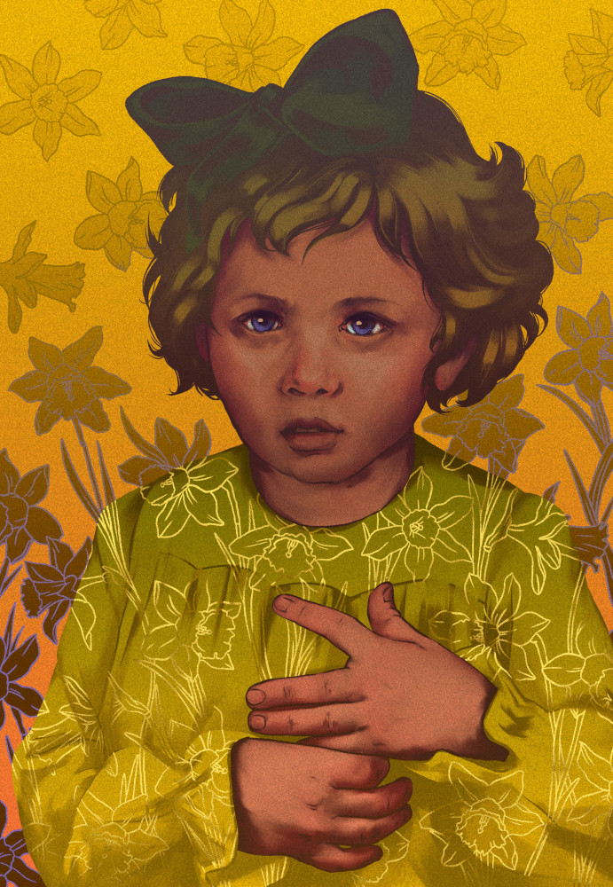 Ilustracja przedstawia małą dziewczynkę o krótkich, kręconych włosach i dużej, ciemnej kokardzie na głowie. Jej wyraz twarzy jest poważny, z lekko smutnym spojrzeniem i delikatnie rozchylonymi ustami. Ma na sobie zieloną sukienkę ozdobioną wzorem żonkili. Jej ręce są splecione w symbolicznym geście. Tło ilustracji jest w odcieniach złota i pomarańczu, również ozdobione rysunkami kwiatów, co nadaje pracy ciepłą, nostalgiczną atmosferę. Styl ilustracji jest malarski, z bogatą fakturą i wyrazistymi detalami.
