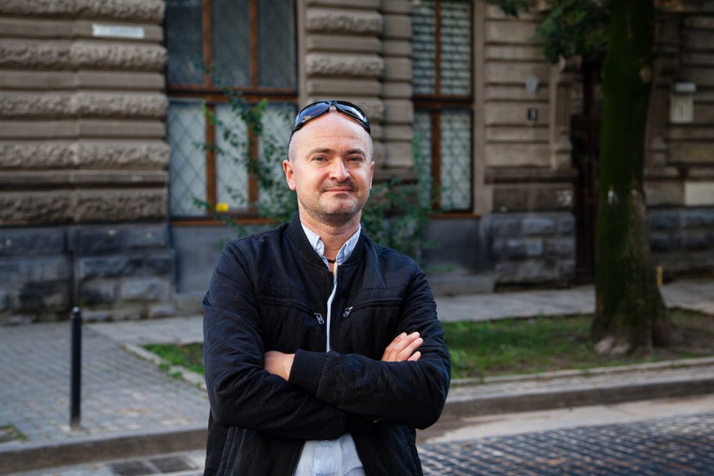 Na zdjęciu Mirosław Wlekły, reporter, pisarz, autor audioserialu Spiskowa Teoria Wszystkiego.