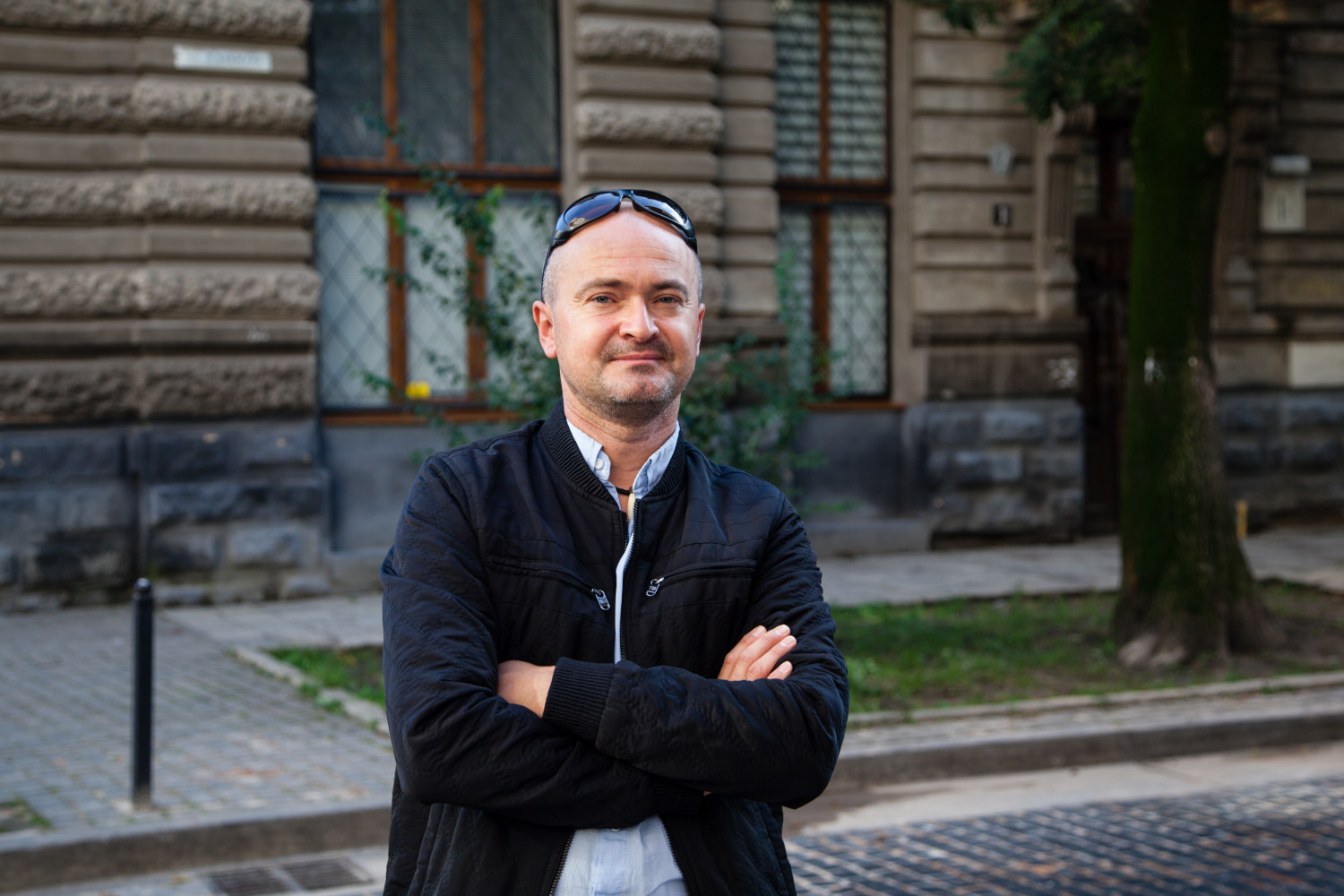 Na zdjęciu Mirosław Wlekły, reporter, pisarz, autor audioserialu Spiskowa Teoria Wszystkiego.