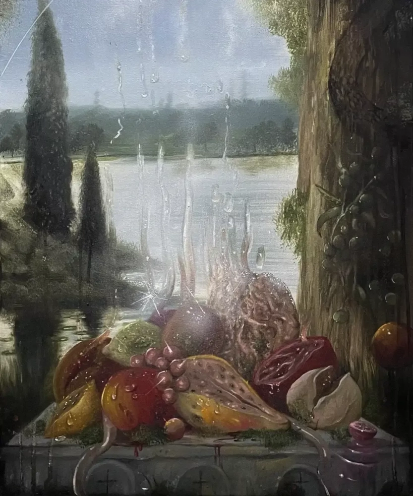 Na tle sielankowego pejzażu z rzeką, cyprysami i wzgórzami widnieje surrealistyczna martwa natura. Na kamiennym stole leżą soczyste, realistycznie odwzorowane owoce – z kroplami wody i sokiem spływającym po krawędzi – wśród których znajduje się także fragment mózgu. Nad całością unosi się przezroczysta, pionowa forma przypominająca parę lub cieknącą szybę, z efektem rozmazania. Tytuł i autor: Ołtarz ze znikającymi owocami i mózgiem, Paweł Sobczak, 2024.