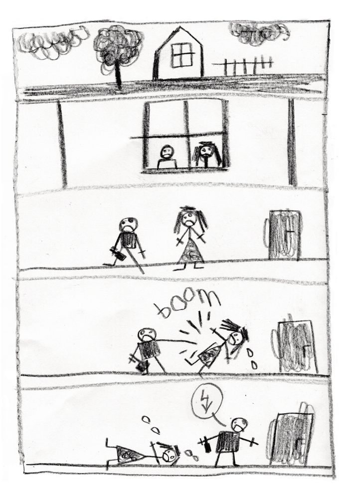 Czarno-biała plansza komiksowa, narysowana kredką, podzielona na cztery poziome kadry. 1. Kadr pierwszy: dom z dwoma drzewami i płotem; przez okno widać dwie postacie – dziecko i dorosłego. 2. Kadr drugi: wewnątrz domu z lewej strony stoi rozzłoszczony mężczyzna z uniesioną ręką, z prawej kobieta z wyrazem strachu; obok stoi lodówka. 3. Kadr trzeci: mężczyzna uderza kobietę z dużą siłą, z komiksowym napisem „boom”; kobieta pada do tyłu. 4. Kadr czwarty: kobieta leży na ziemi, mężczyzna stoi nad nią z podniesioną ręką i symbolem złości nad głową.