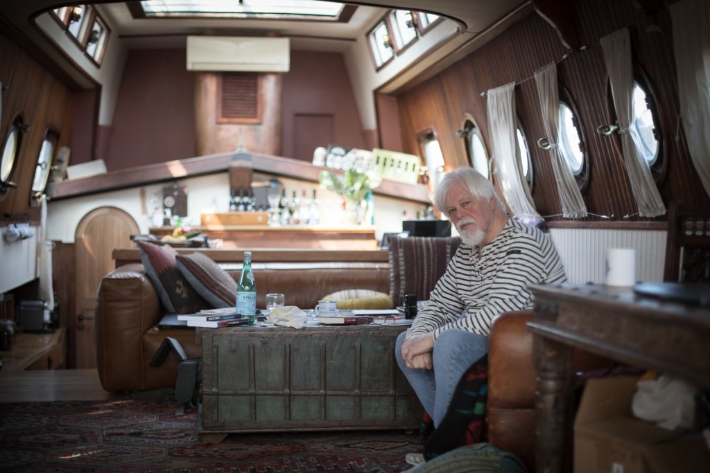 Paul Watson na swojej barce na Sekwanie, Paryż 2025 roku.