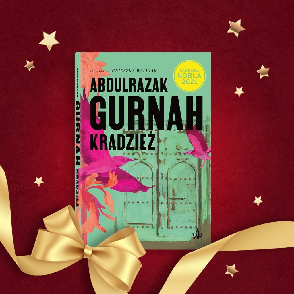 Okładka książki Kradzież Abdulrazaka Gurnaha. Zielone tło z turkusowymi, zdobionymi drzwiami oraz różowymi ptakami i kwiatami po lewej stronie. Tytuł w czerni na środku.