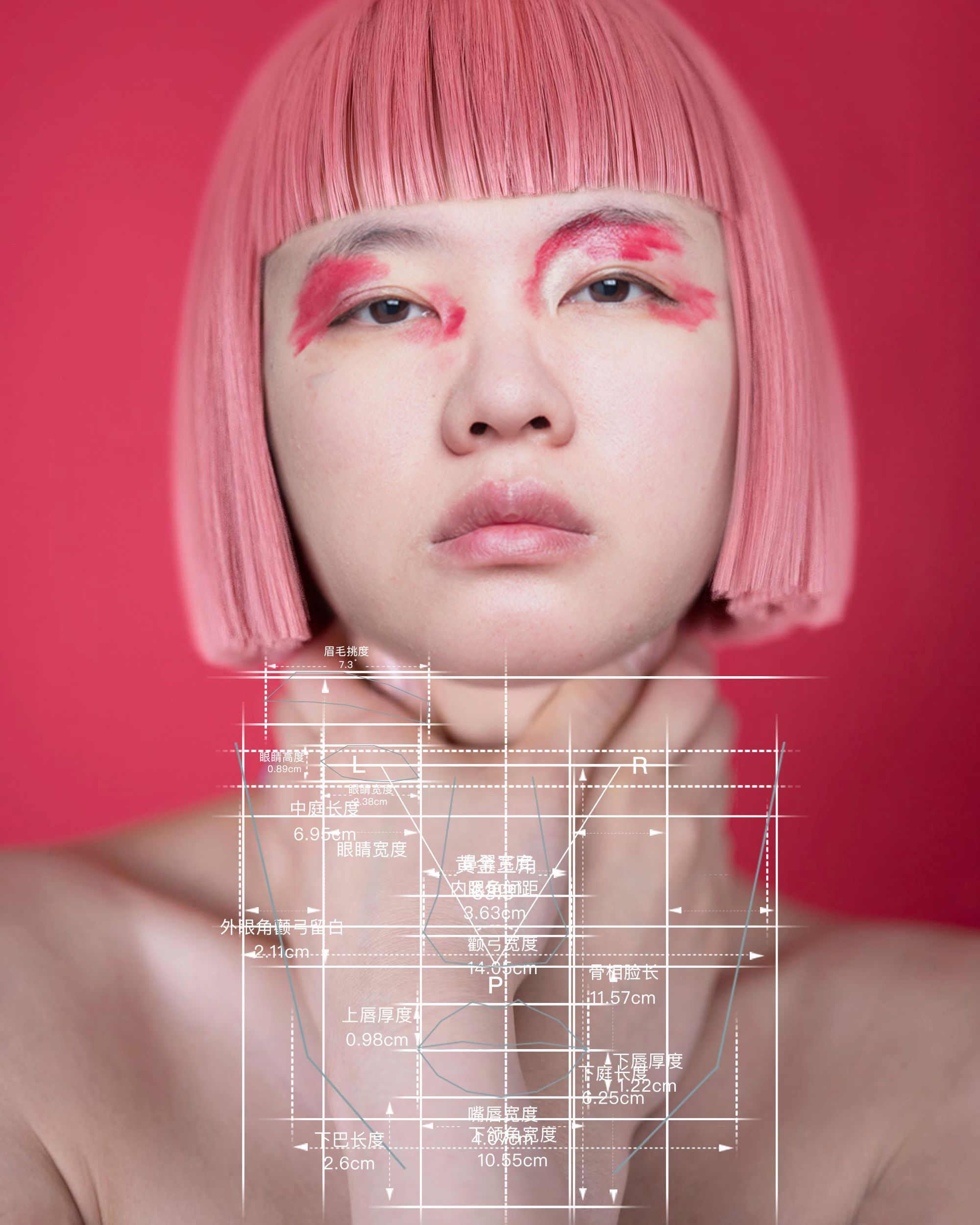 „Fotografia z fotoreportażu autorstwa Yufan Lu. Portret młodej kobiety na intensywnie różowym tle, z prostą, krótko obciętą fryzurą w kolorze różowym. Twarz ujęta frontalnie, o neutralnym wyrazie, z czerwonym makijażem wokół oczu. Na obrazie nałożone są białe, techniczne linie, siatki i opisy przypominające schematy medyczne lub projektowe, odnoszące się do analizy i planowania zabiegów chirurgii plastycznej. Zdjęcie porusza temat społecznej presji wyglądu i estetycznej kontroli ciała w Chinach.