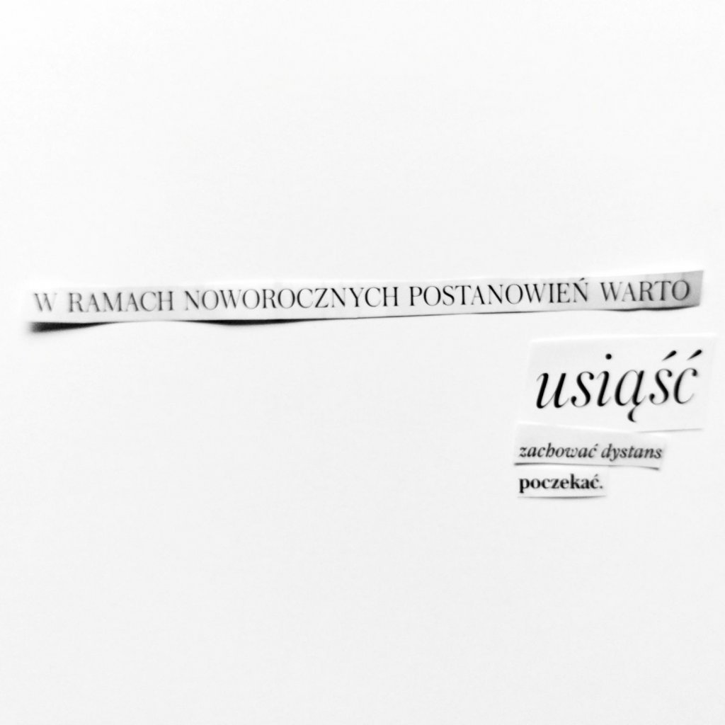 Czarno-biała grafika typograficzna na białym tle. Rozrzucone fragmenty tekstu w języku polskim układają się w zdanie: ‘W ramach noworocznych postanowień warto usiąść, zachować dystans, poczekać.