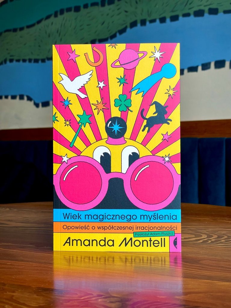 kładka książki „Wiek magicznego myślenia. Opowieść o współczesnej irracjonalności”, autorka: Amanda Montell, wydawnictwo Czarne; kolorowa ilustracja z symbolami i postaciami.