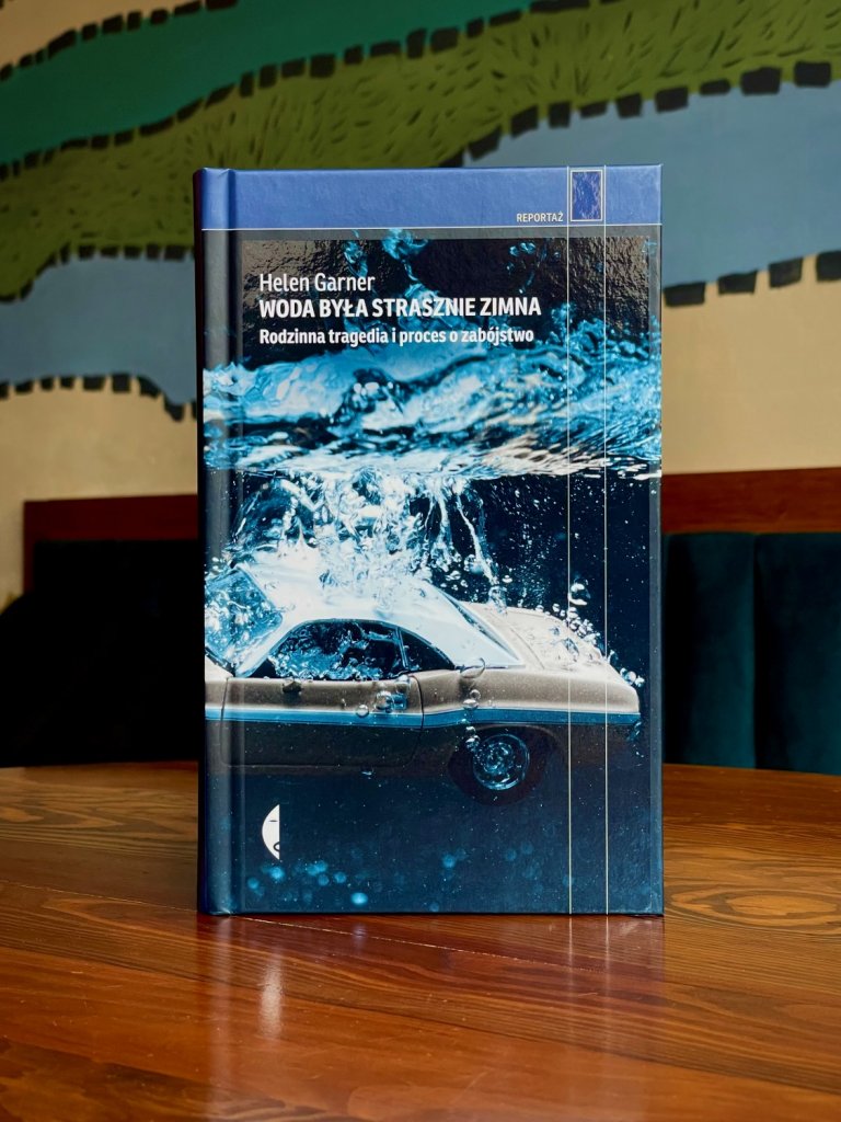 Okładka książki „Woda była strasznie zimna. Rodzinna tragedia i proces o zabójstwo”, autorka: Helen Garner, wydawnictwo Czarne; ilustracja samochodu zanurzonego w wodzie.
