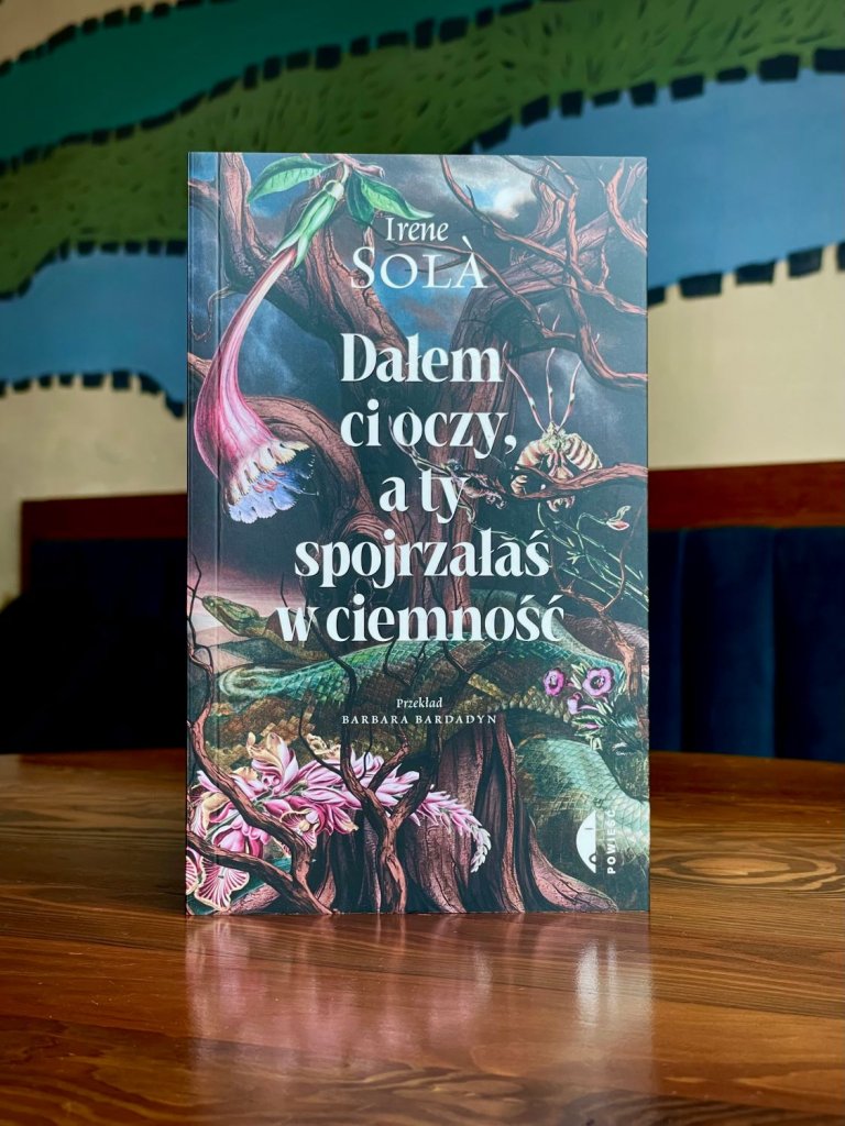 Okładka książki „Dałem ci oczy, a ty spojrzałaś w ciemność”, autorka: Irene Solà, wydawnictwo Czarne; ilustracja roślin i zwierząt na ciemnym tle.