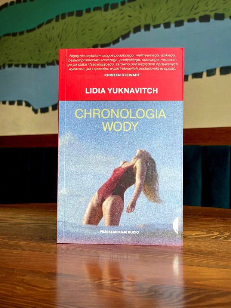 Okładka książki „Chronologia wody”, autorka: Lidia Yuknavitch, wydawnictwo Czarne; zdjęcie kobiety wynurzającej się z wody.