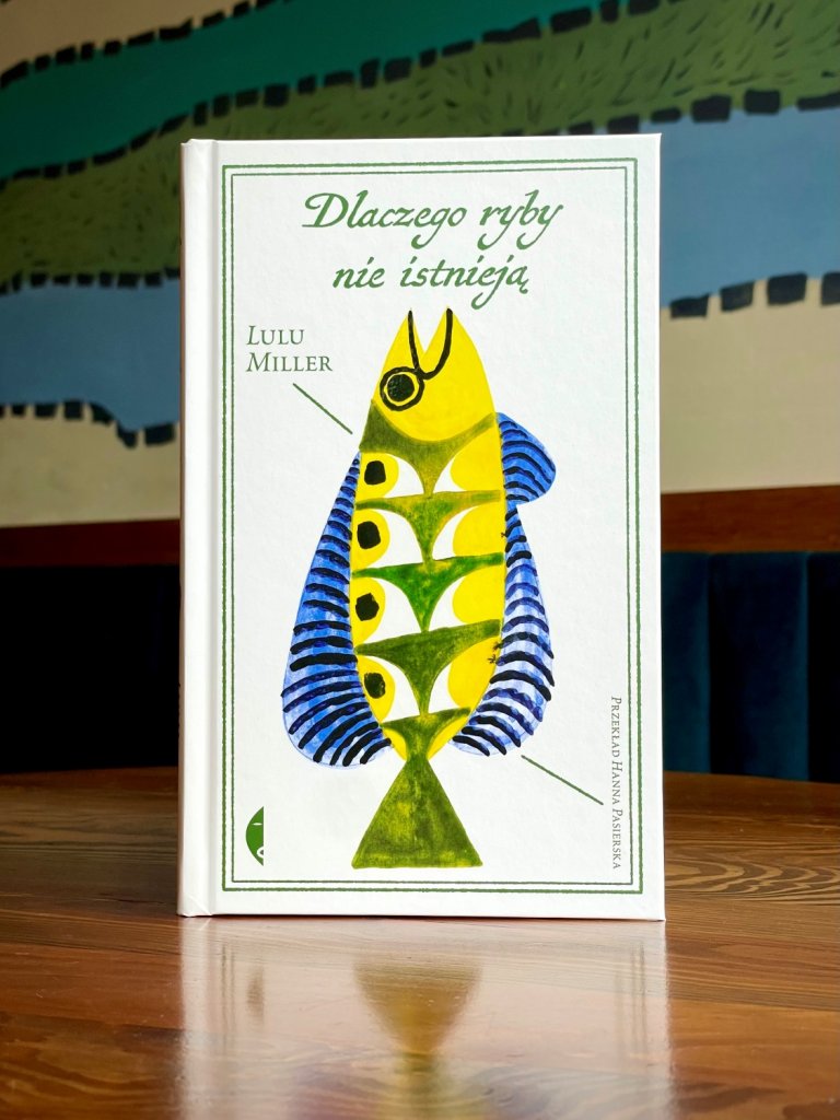 Okładka książki „Dlaczego ryby nie istnieją”, autorka: Lulu Miller, wydawnictwo Czarne; ilustracja stylizowanej ryby na jasnym tle.