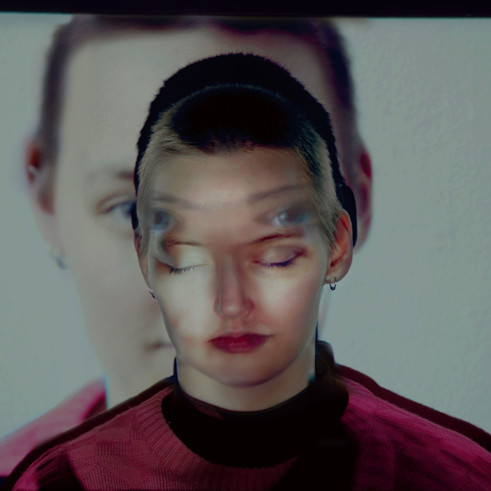 Alt: Portret osoby z projekcją drugiej twarzy na skórze, efekt podwójnej ekspozycji i tożsamości. Film dokumentalny „My Word Against Mine”, reż. Håvard Bustnes, MDAG 2026.